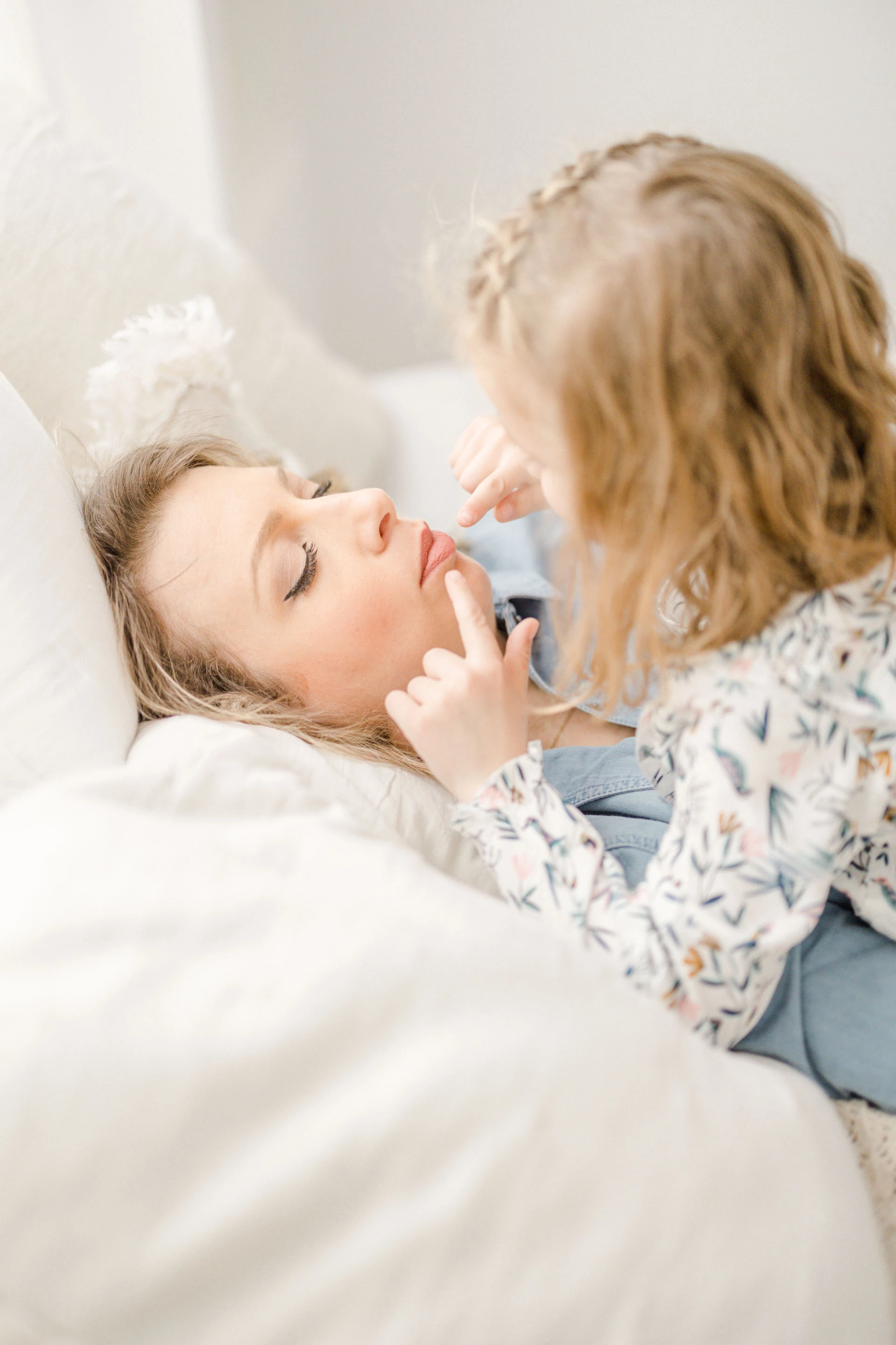 cheveux enfant lit gris